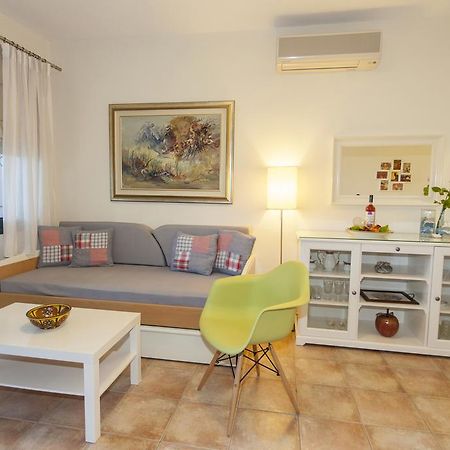 Apartment In Villa Rosebud Nikiana Exterior photo