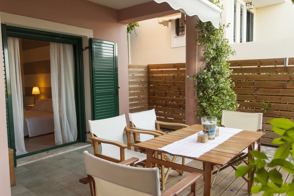 Apartment In Villa Rosebud Nikiana Exterior photo