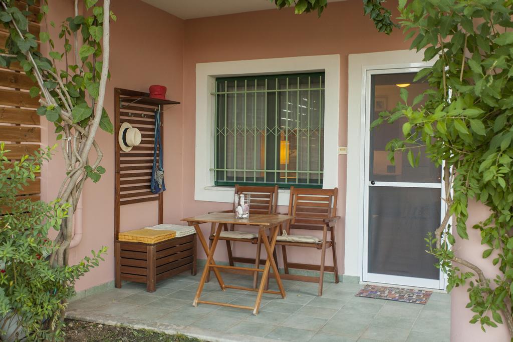 Apartment In Villa Rosebud Nikiana Exterior photo