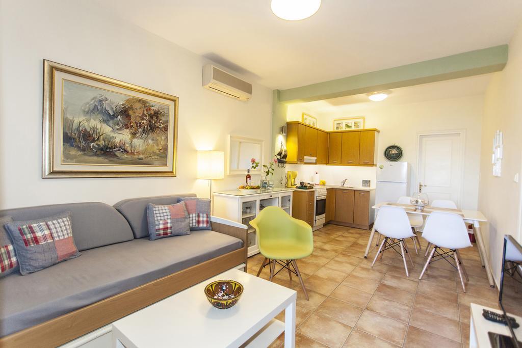 Apartment In Villa Rosebud Nikiana Exterior photo