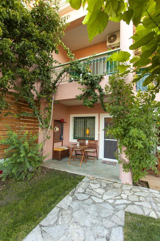 Apartment In Villa Rosebud Nikiana Exterior photo