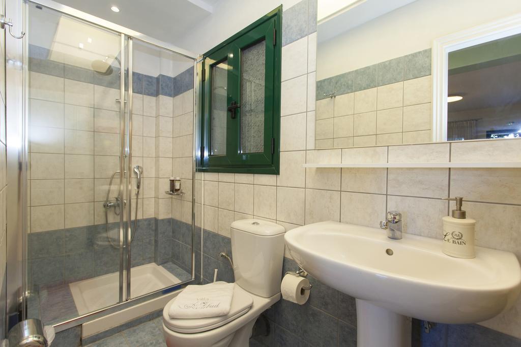 Apartment In Villa Rosebud Nikiana Exterior photo