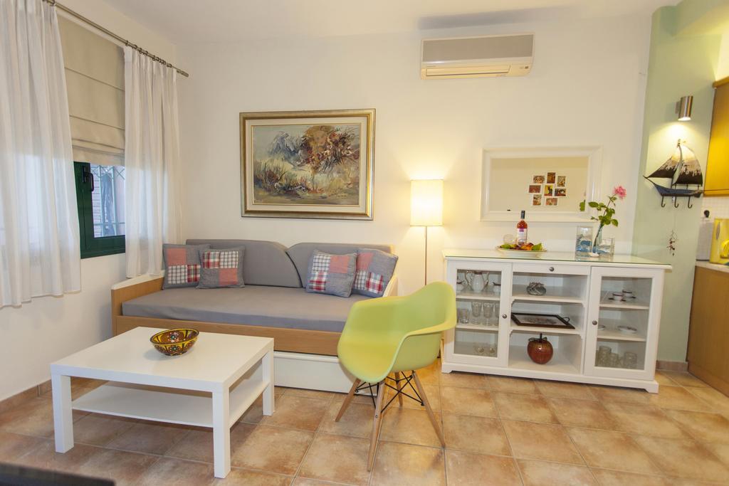 Apartment In Villa Rosebud Nikiana Exterior photo